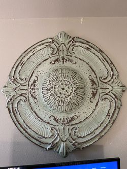 Metal medallion wall decor