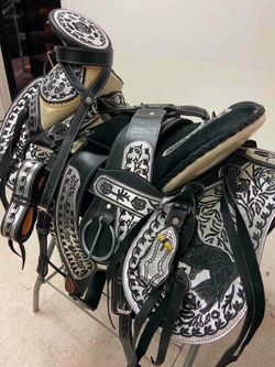 Montura charra bordada