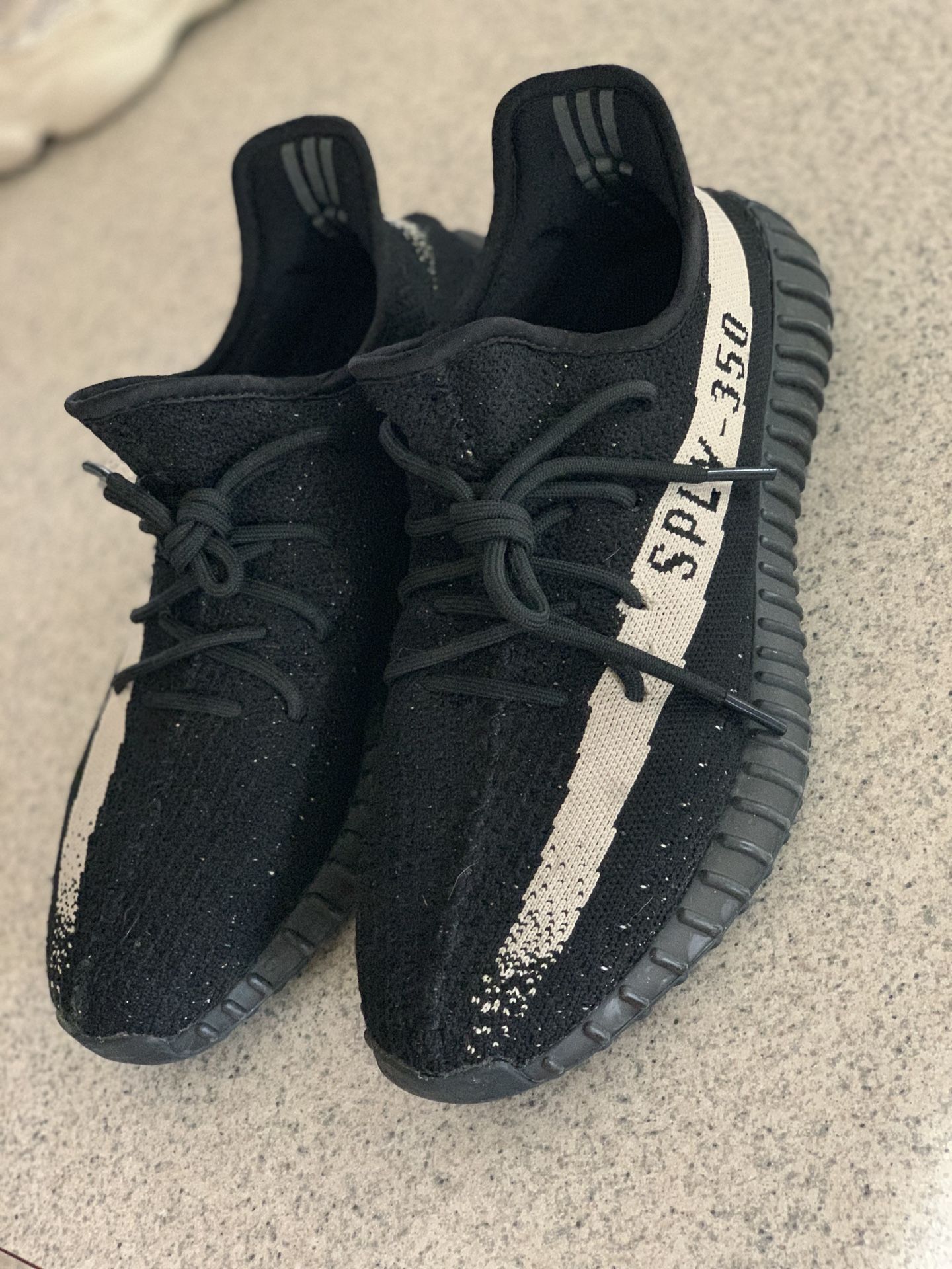 Yeezy 350 Oreo Sz 11 for Sale in Augusta, GA - OfferUp