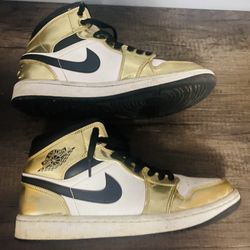 Jordan 1 Mid SE Metallic Gold