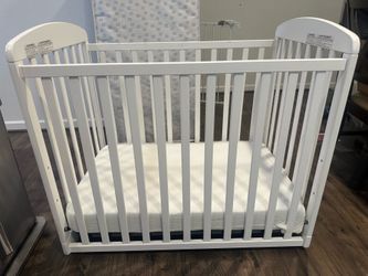 White Rocking Crib for Babies with Mattress