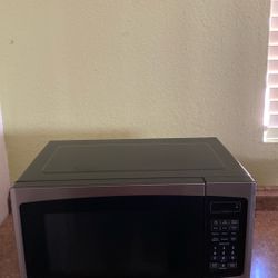 Insignia Microwave Stainless Steel Oven- Microwave 