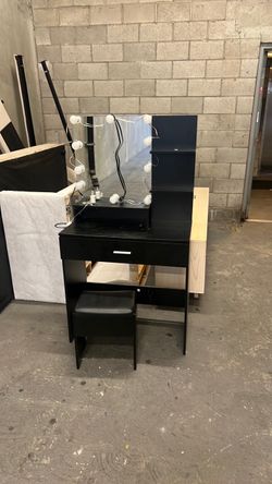 Make up stand and bench used