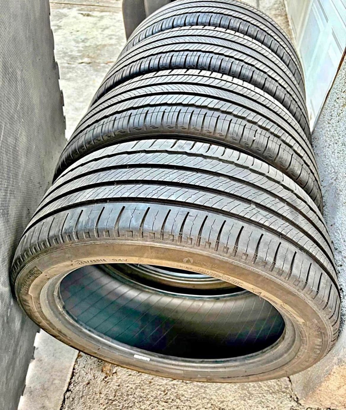 235/45/18 Micheli vendo un set de llantas usadas excelente condiciones de vida las 4 ✅🤩I am selling a set of used tires, all 4 in excellent living co