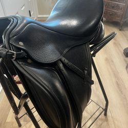Superior Saddlery by Paul Selvey dressage saddle 18" seat, short flaps