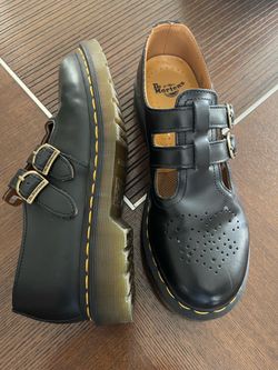 Women’s Dr.MARTENS casual shoe, black,durable leather, air cushion sole, size 8, firm price.