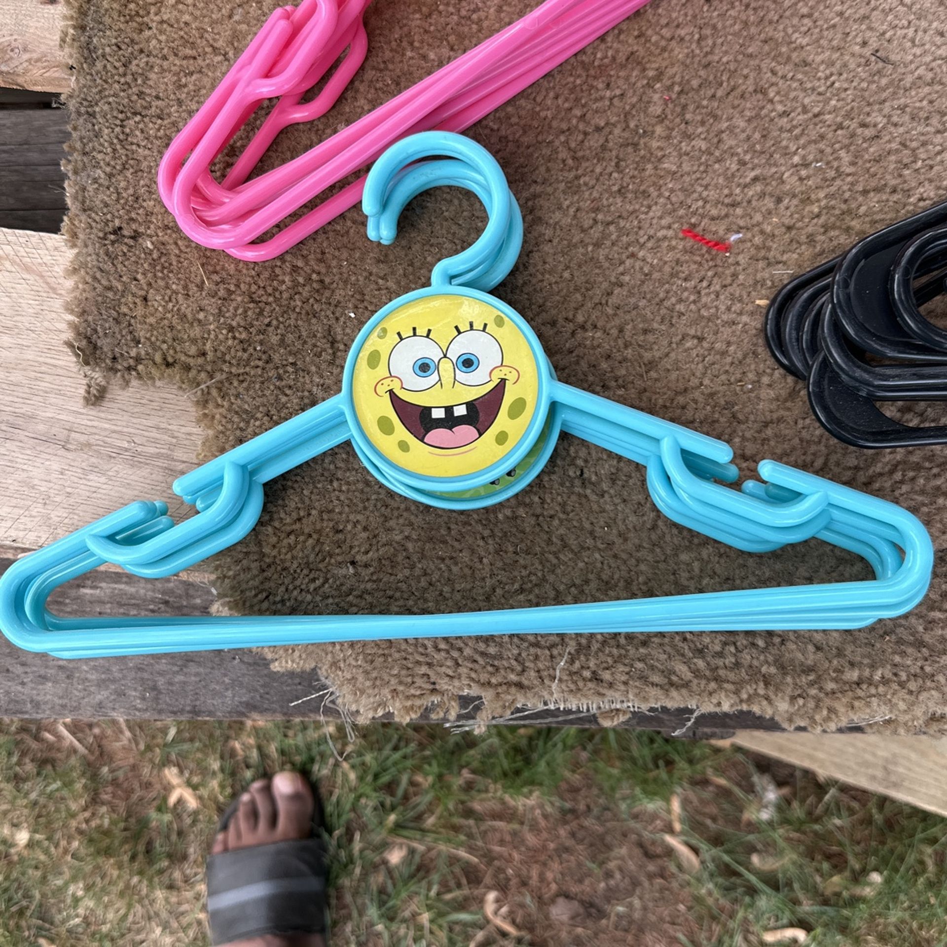 Hangers White And Black And Kids Sponge Bob Turquois  And Kids Pink Hangers