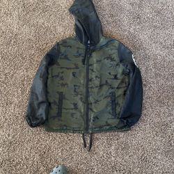 https://offerup.com/redirect/?o=RklWRS5CWQ==.FIVE Windbreaker Jacket