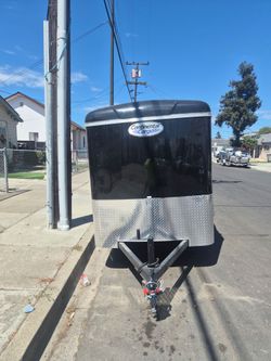 2025 trailer negra 5w x 8L tiene puerta al lado y luz adentro