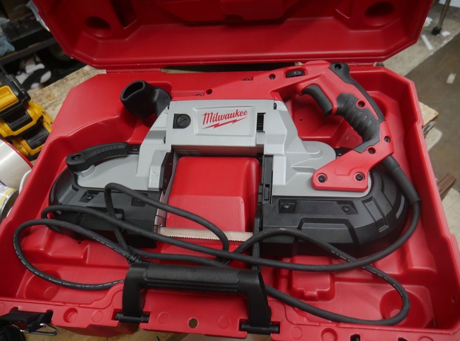 MILWAUKEE BAND SAW WITH CASE 6232-20 CORDED 885529-1