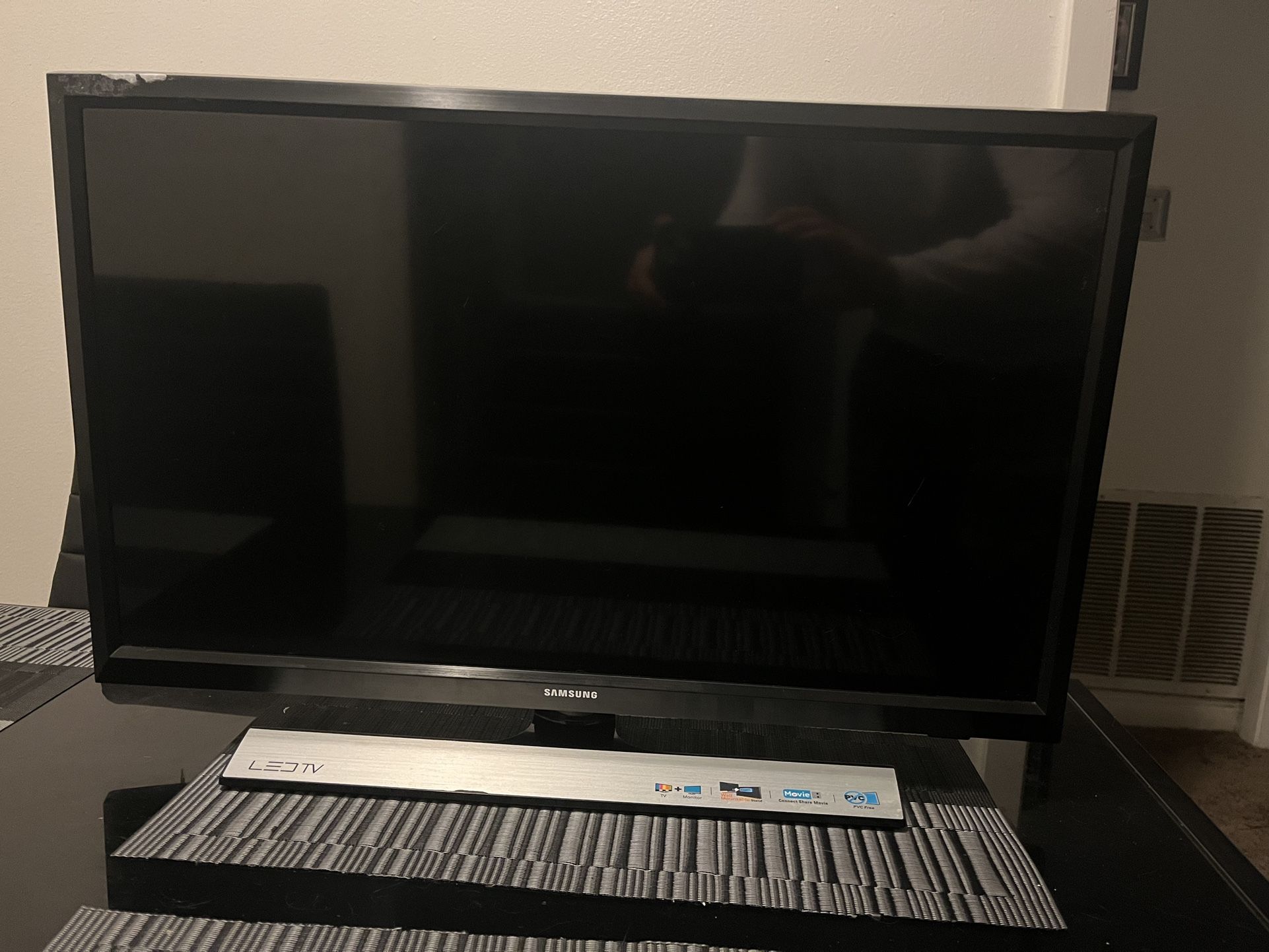 Samsung Gaming Monitor 20” Compatible With Apple Laptop Built In Speakers $50 OBO