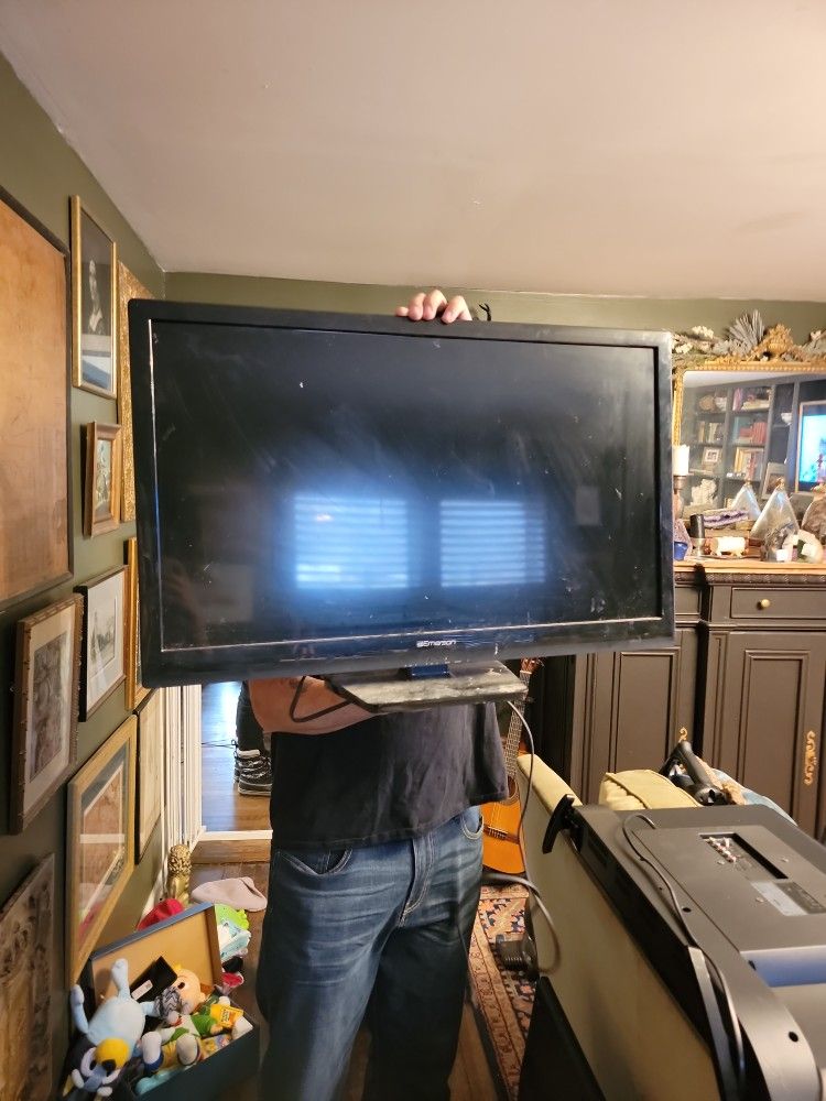 32" Emerson Tv