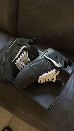 Black cat Jordan 4