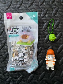 (local) Random trinkets, mofusand hipper, tomagatchi keychain.