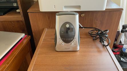 Projection alarm clock Radio Brand Am/Fm Clock Radio Electro Brand,    Works Well…. Price:  $10