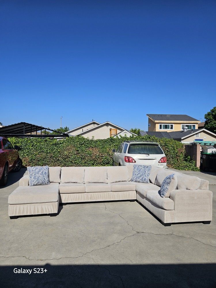 Excellent Beautiful 😍 Large Sectional Sofa 💥 Free Delivery 💥