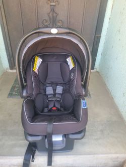 Graco Infant Car Seat With Base Expires 2032