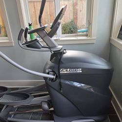 Gym Quality Octane Q35 Elliptical In excellent Condition