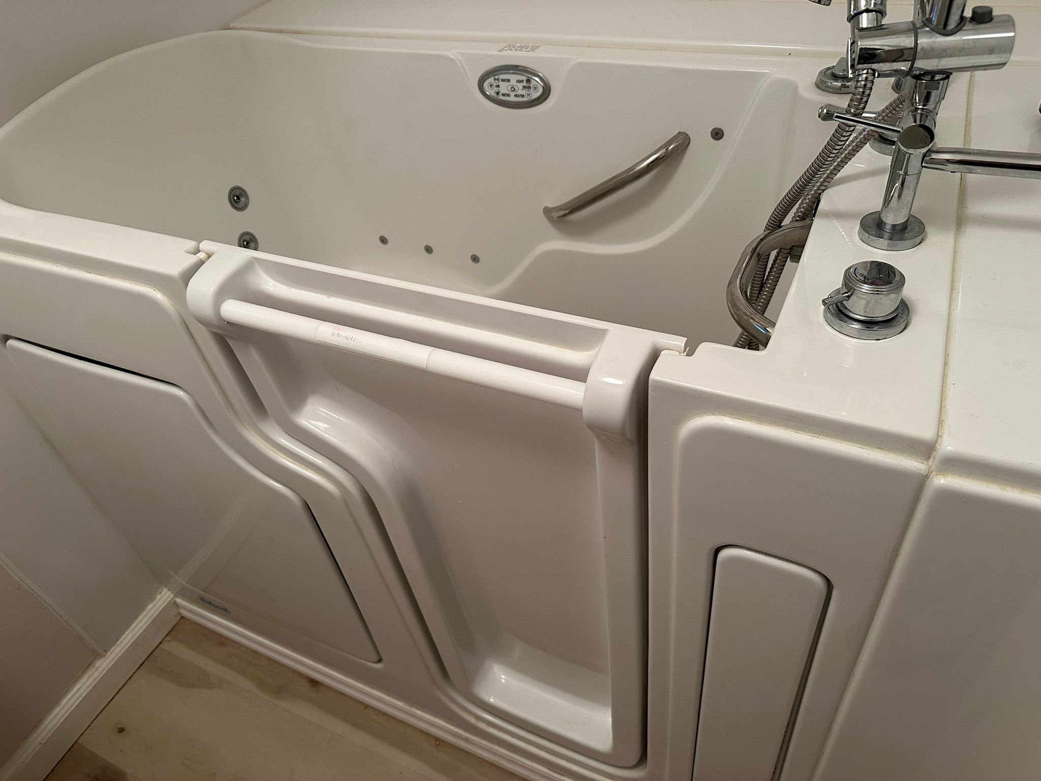 Walk-in Tub / SafeStep Hybrid Tub