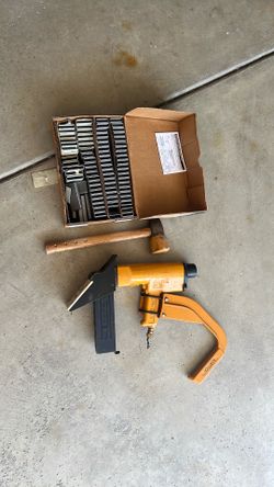 Bostich hard wood stapler and 1 1/2 staples