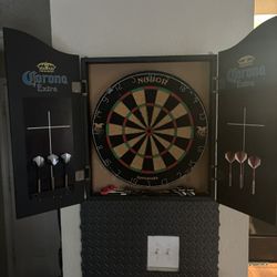 Corona Dartboard Case And Board  Two Sets Of Darts