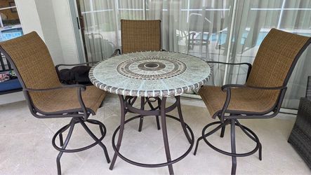 5 Outdoor Swivel Patio Chairs + FREE Table