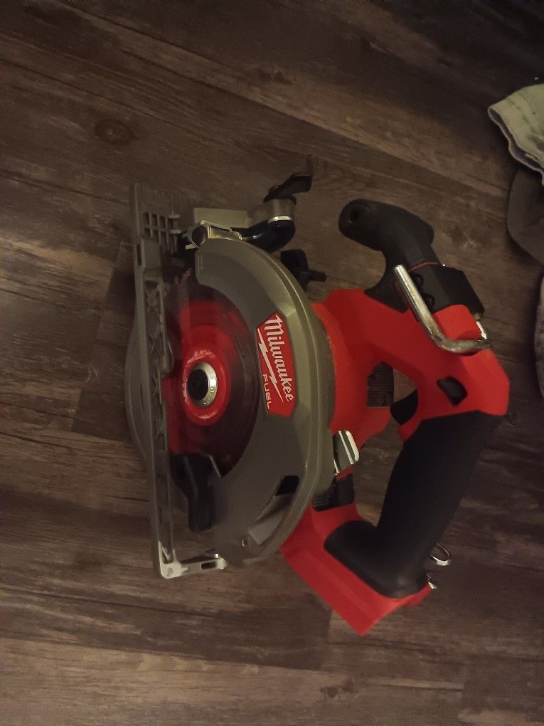 Cordless Milwuakee Saw