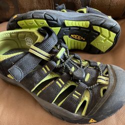 KEEN Kids size 4; Used Once/Excellent Condition ! 💦