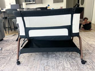 Baby Bassinet Bedside Sleeper with Wheels