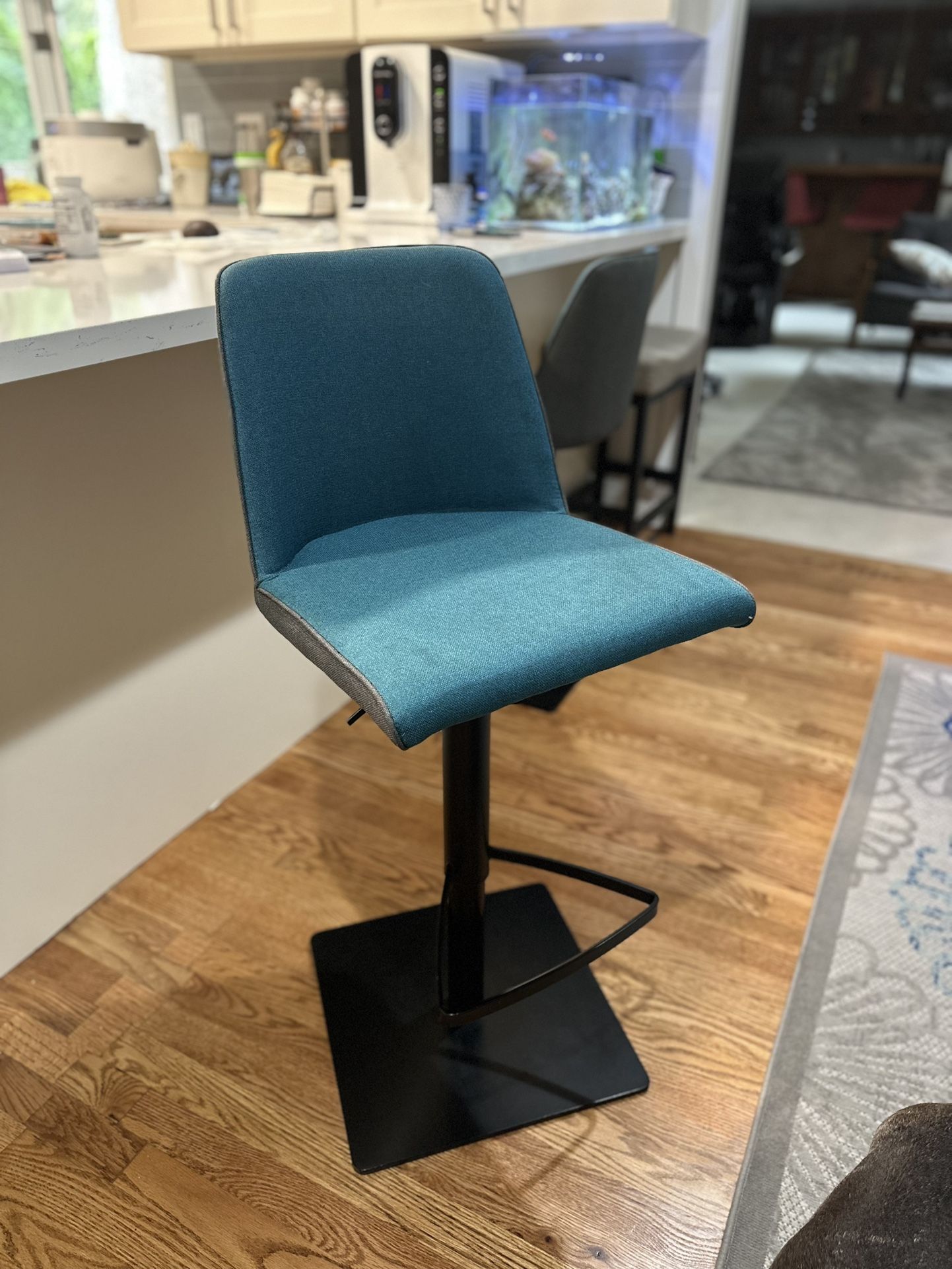 Modern Adjustable Swivel Bar Stool with Footrest