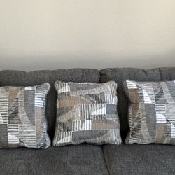Sofa / Throw Pillows