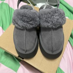 Women’s Platform UGG Slippers - Size 6
