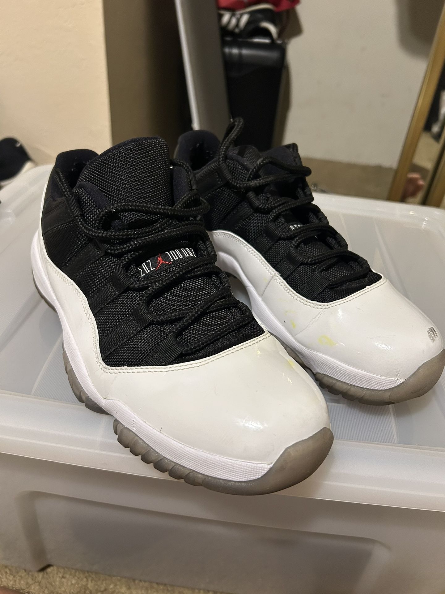 Used Jordan 11 Tuxedo Size 8.5