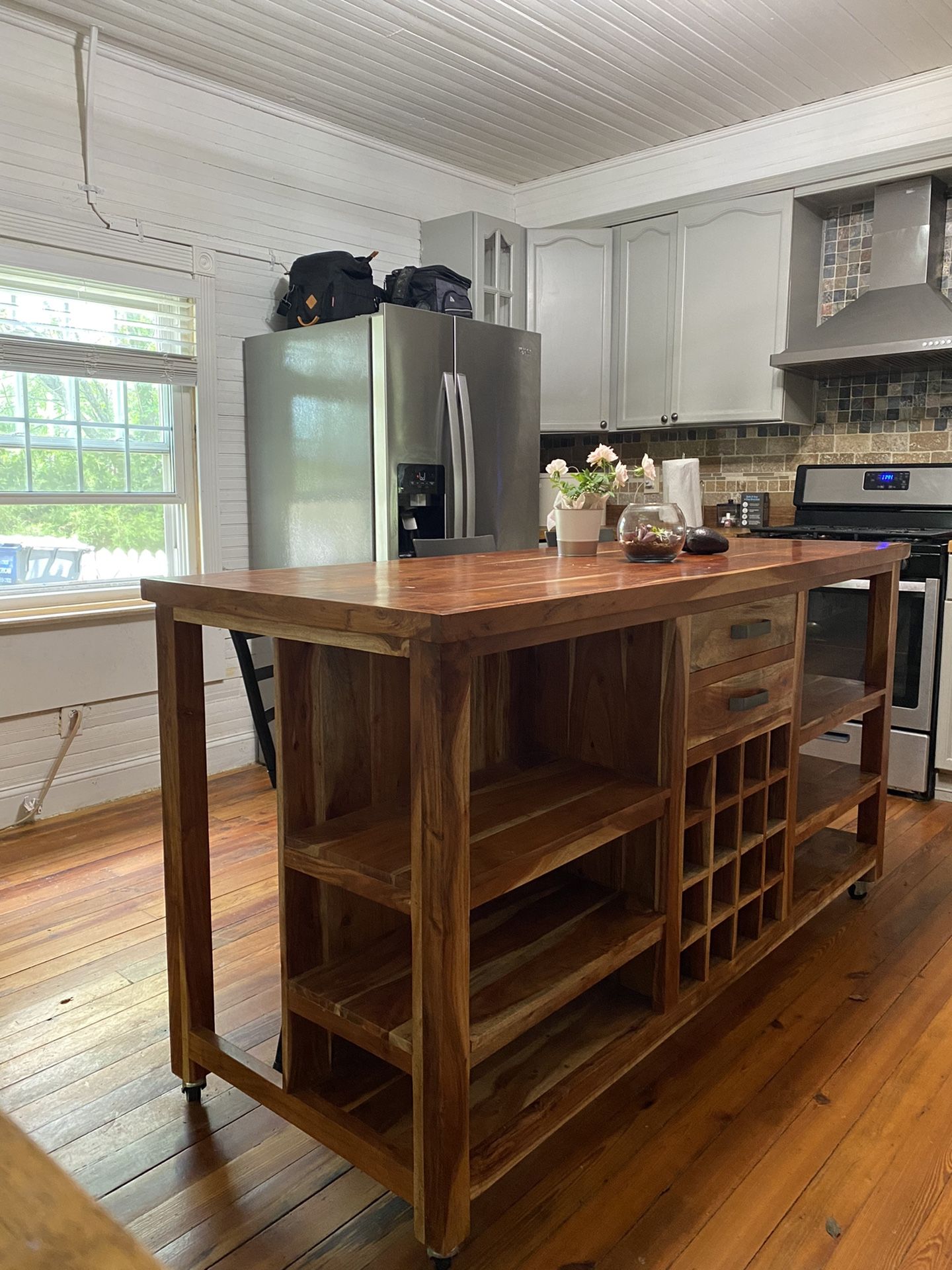 Farmhouse Kitchen Island w Wheels