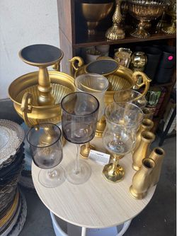 2 black candle holders only !!!