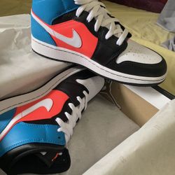 New Jordan 1 Mid Size 6.5 