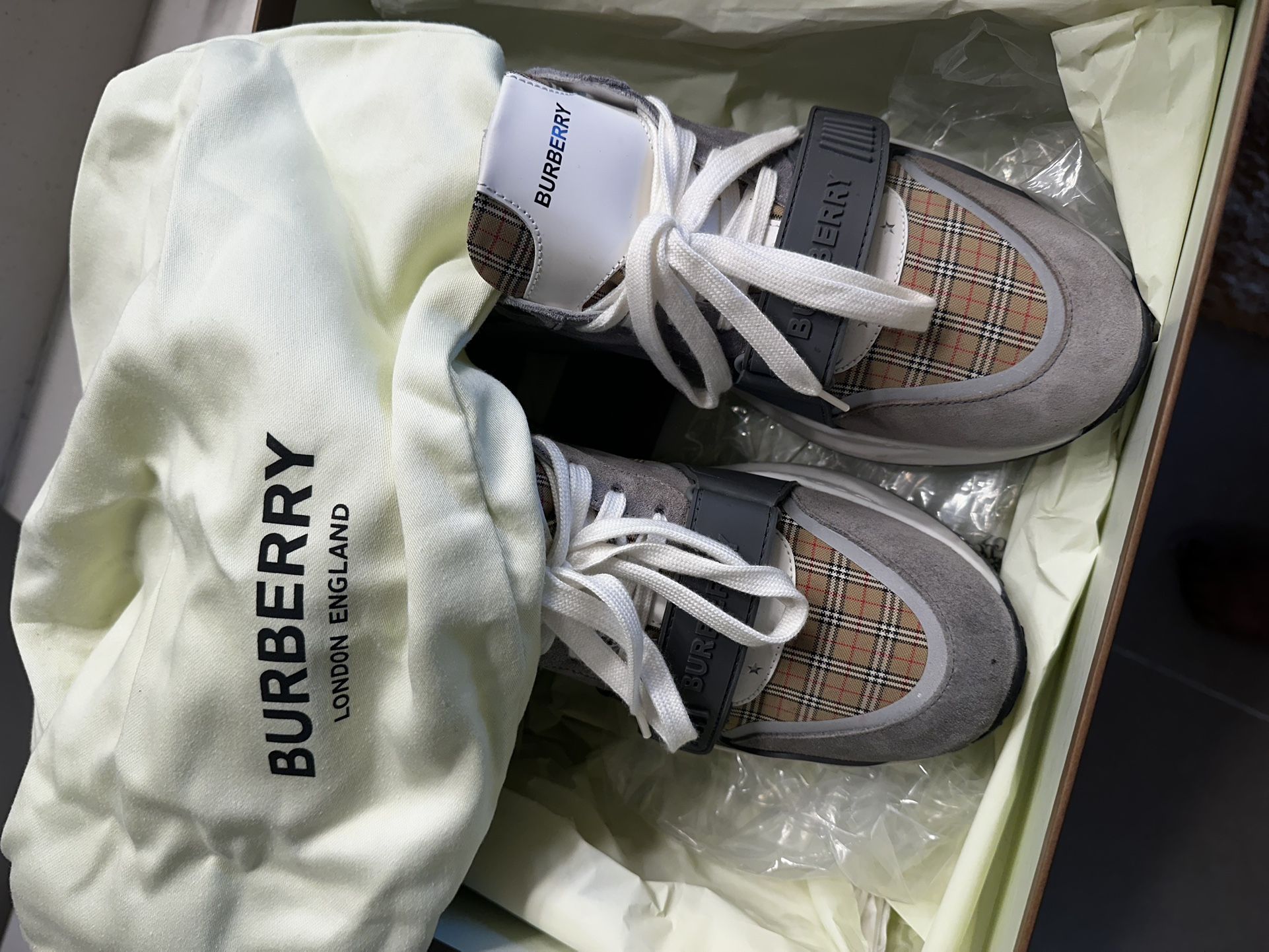 Burberry Size 43 (10)