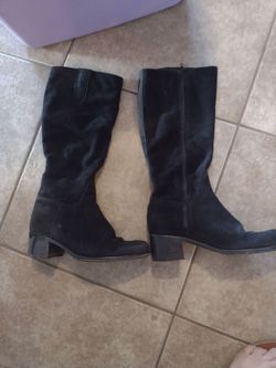 La Canadienne Black Suede Boots Size 10
Stylish black suede boots. Boots are knee-high with a block heel