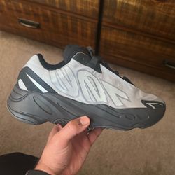 Yeezy (YZY) Boost 700 MNVN “Metallic”