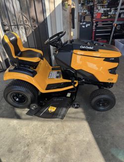 Cub Cadet XT1 Enduro LT 46 in. 22 HP V-Twin Kohler Engine Hydrostatic Drive Gas Riding L