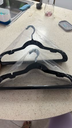 20 Velvet Non-Slip Slim Hangers – Black – New 