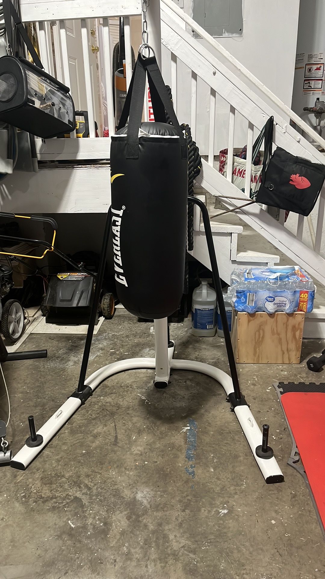 Everlast Punching Bag With Stand 40lb Bag