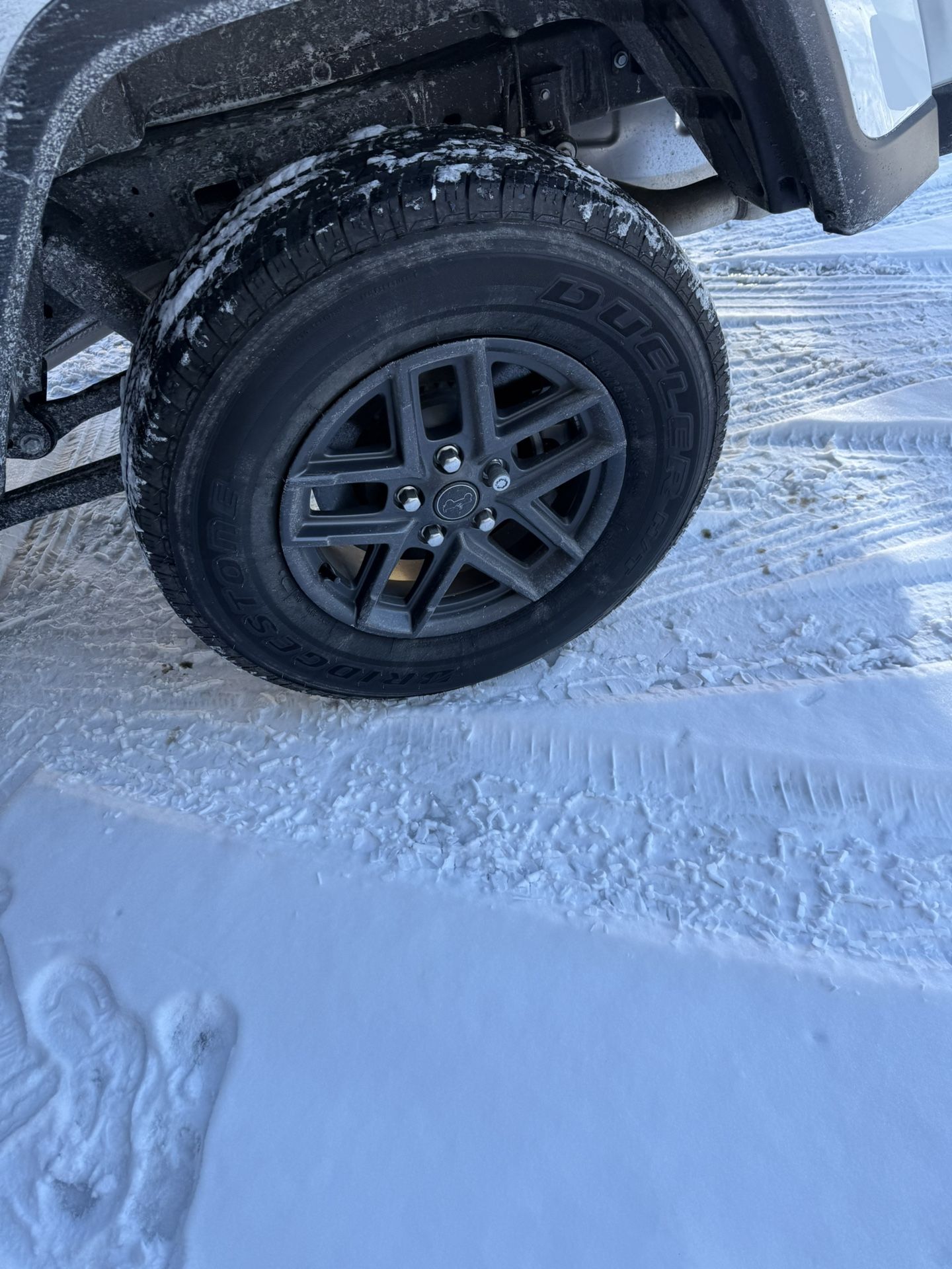 Jeep Gladiator Parts. Tonneau Cover And Factory Wheels And Tires