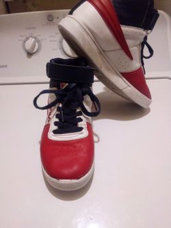 FILA UNISEX YOUTH SIZE 5 RED WHITE AND BLUE SNEAKERS LIKE NEW EXCELLENT CONDITION. NO CREASES. ALWAYS PACKAGED WITH LOVE, BUBBLE WRAP AND PAPER.