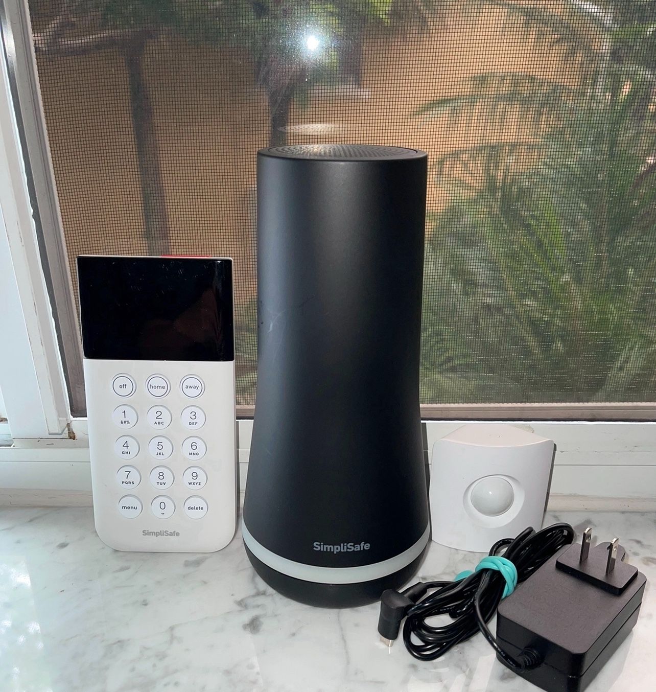 Home Alarm SimpliSafe Wireless Security Base Station with Power Adapter Model SSBS3 + 1 Key fobs