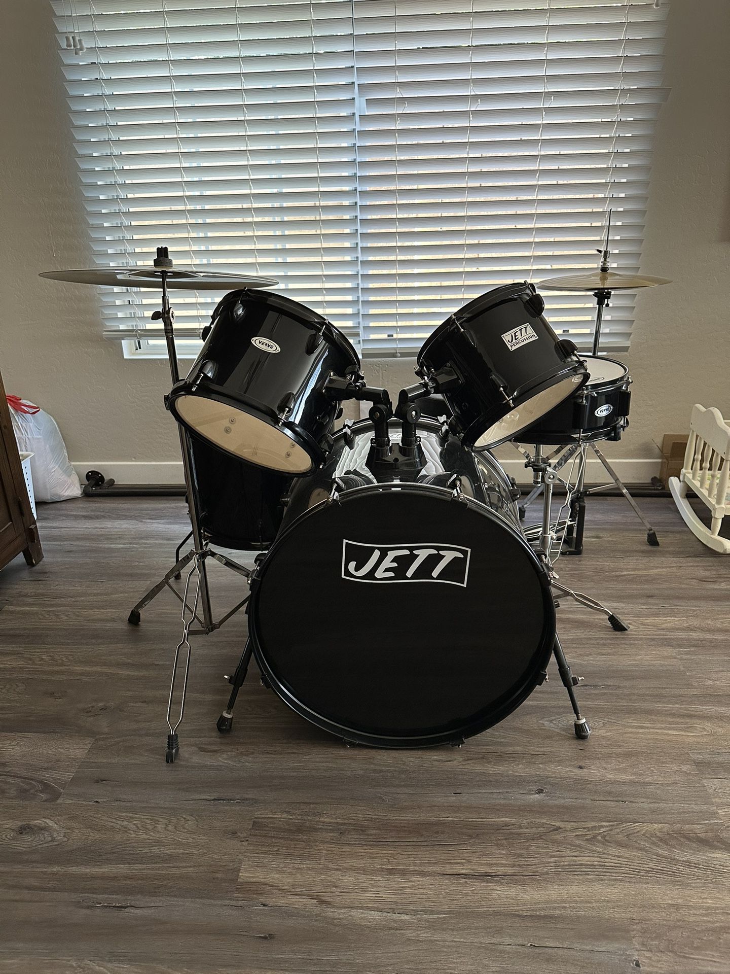 The Verve VD3522 5-Piece All-in-One Drum Set in Glossy Black