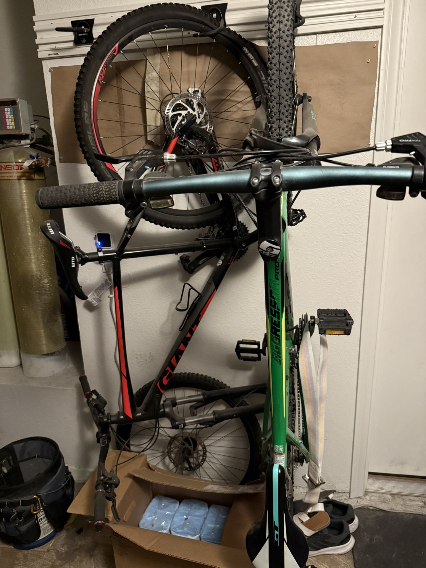 2 Mountains Bikes 
