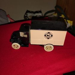 Vintage ERTL 1926 Mach BullDog Box Truck Coin Bank With Key Diecast Collectable 1:34 Scale Good Condition 
