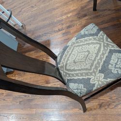Round Table With Chairs 