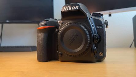 Nikon D750 Full Frame DSLR + 4 Batteries + Charger